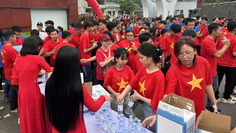 Các đơn vị tài trợ phát nước uống miễn phí cho người tham gia. a5.jpg