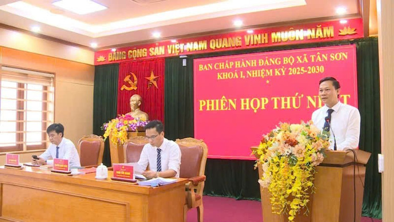 Đảng bộ xã Tân Sơn triển khai các nhiệm vụ chính trị quan trọng, gồm công tác chuẩn bị cho Đại hội Đảng bộ xã. z6814454615097-014d3ae989c1efd6289d057146b60326.jpg