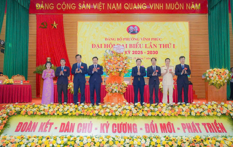 Phó Bí thư Tỉnh ủy Bùi Huy Vĩnh chúc mừng Đại hội. z6848710603614-9bd7b90a02272134fcf51f1400dce1b5.jpg