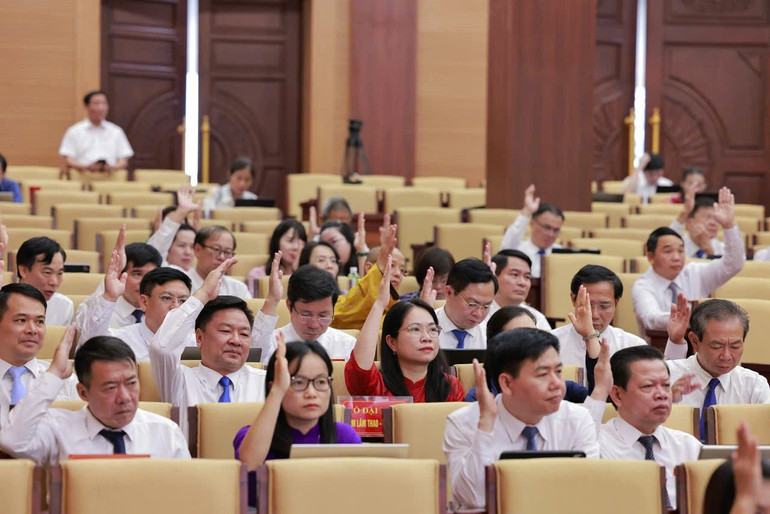 Các đại biểu biểu quyết thông qua các nghị quyết. z6833679609666-7419d148a443b4ff0a50ec0bb4d383d9.jpg