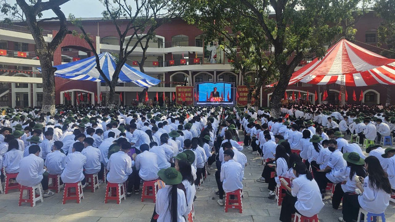 Trường trung học phổ thông Trần Phú trong ngày khai giảng. z6979762738766-ab9cc6f1a5a41ca41079fd20585f3942.jpg