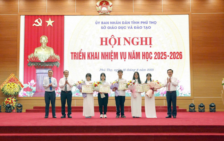 Lãnh đạo Sở Giáo dục và Đào tạo tỉnh Phú Thọ tặng giấy khen cho học sinh có thành tích xuất sắc trong Kỳ thi tốt nghiệp trung học phổ thông năm 2025. z6919929514500-44455c2487696299a5d4ea489b9cfc64.jpg