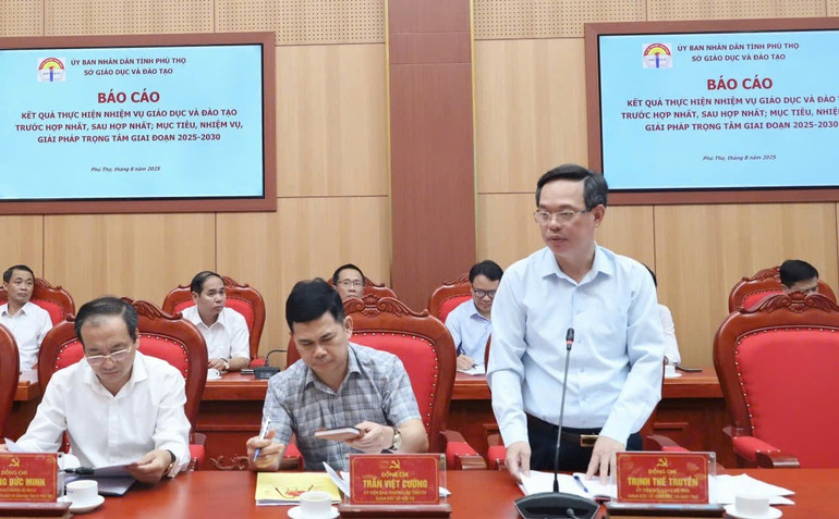 Giám đốc Sở Giáo dục và Đào tạo Trịnh Thế Truyền báo cáo tại hội nghị. z6863578506113-65fa57f37075ae74d8860bd27a19122d.jpg