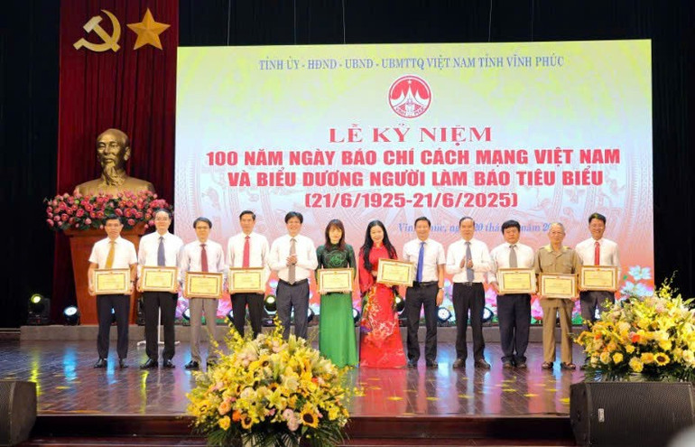 Các nhà báo tiêu biểu nhận bằng khen của Chủ tịch Ủy ban nhân dân tỉnh Vĩnh Phúc. z6724937847976-ffb7d24889c286e6f952e710355f40f3.jpg