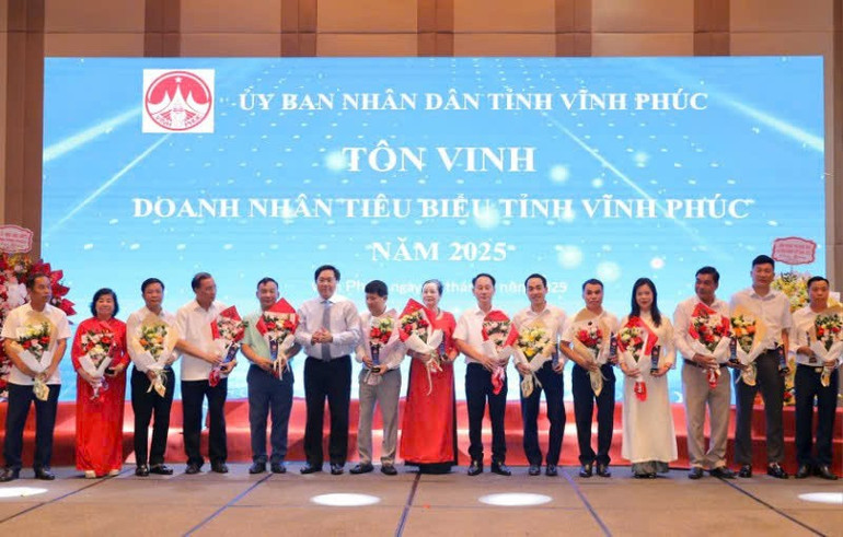 Chủ tịch Ủy ban nhân dân tỉnh Vĩnh Phúc Trần Duy Đông chúc mừng các doanh nhân tiêu biểu. z6734741303679-82920365093424576034ec2970b4a6b1.jpg