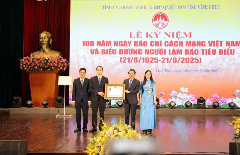 Bí thư Tỉnh ủy Đặng Xuân Phong trao Huân chương Lao động hạng Ba cho Hội nhà báo tỉnh Vĩnh Phúc. z6724716398915-310428e46d1a6f41cf620932f036c47e.jpg