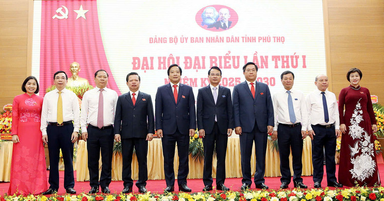 Các đồng chí Thường trực Tỉnh ủy cùng Đoàn Chủ tịch Đại hội. z6858968128273-a9c75c9f04b16575439762e081ea7673.jpg
