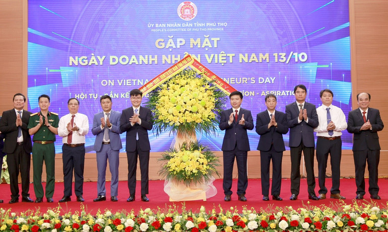 Provinční tajemník strany Truong Quoc Huy poblahopřál vedení Provinční obchodní asociace. bi-thu-tinh-uy-truong-quoc-huy-tang-hoa-chuc-mung-hiep-hoi-doanh-nghiep-tinh.jpg
