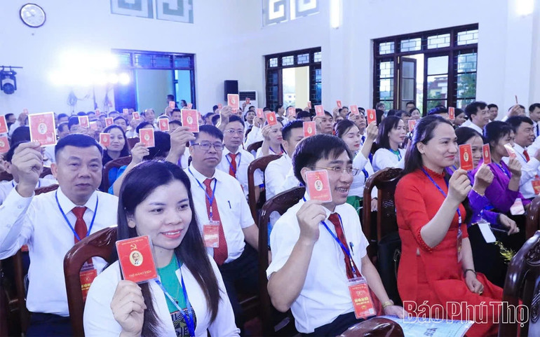 Đại biểu dự Đại hội Đảng bộ xã Lạc Sơn biểu quyết thông qua Nghị quyết Đại hội. z6830255485732-937d342d7fe80f8d3a5640894ab19662.jpg