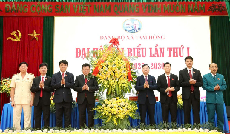 Lãnh đạo Tỉnh ủy Phú Thọ tặng hoa chúc mừng Đại hội Đảng bộ xã Tam Hồng. z6830255497868-12dfe92f34788e1b5c3cf98e7322c555.jpg