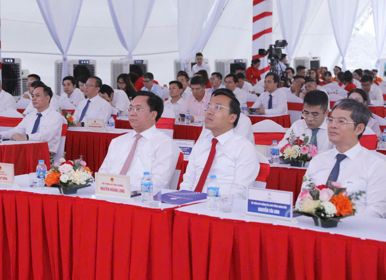 Các đại biểu dự lễ khánh thành. z6922546898954-7dfe2f7fbfa9c4e1038e7847d6fa84f0.jpg