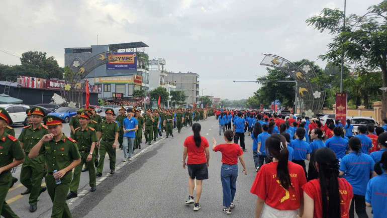 Đoàn người diễu hành trên đường Nguyễn Tất Thành. a4.jpg