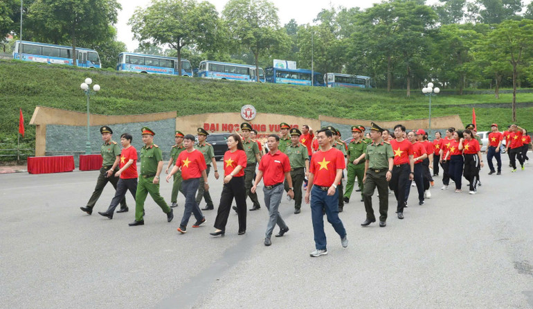 Đoàn diễu hành ra khỏi Trường Đại học Hùng Vương. a2.jpg