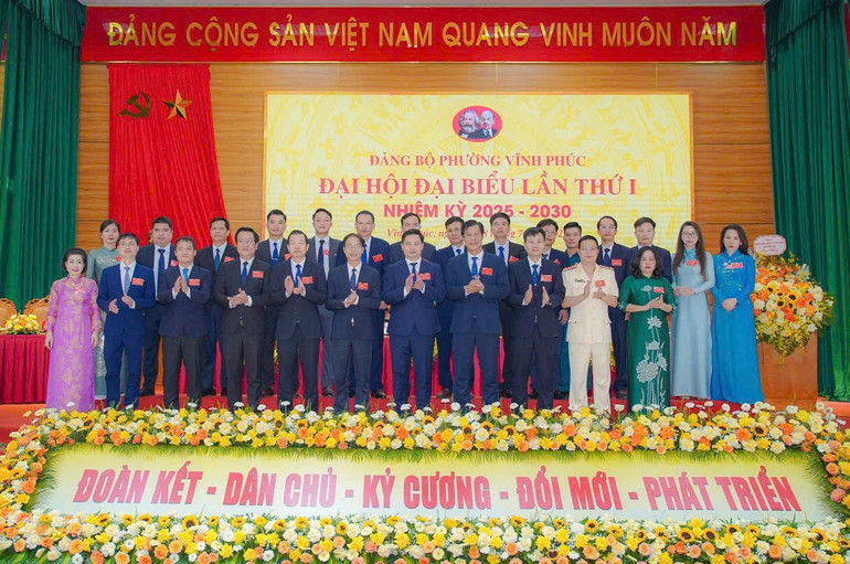 Ban Chấp hành Đảng bộ phường khóa mới ra mắt. a34.jpg