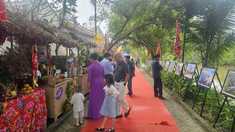 Viele Menschen nehmen an kulturellen Aktivitäten teil. dong-dao-nhan-dan-tham-du-cac-hoat-dong-van-hoa.jpg