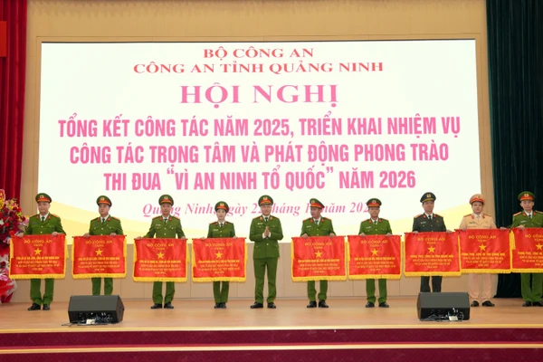 Thượng tướng Nguyễn Ngọc Lâm trao tặng Cờ thi đua của Bộ Công an cho các tập thể có thành tích xuất sắc trong phong trào thi đua Vì an ninh Tổ quốc năm 2025.