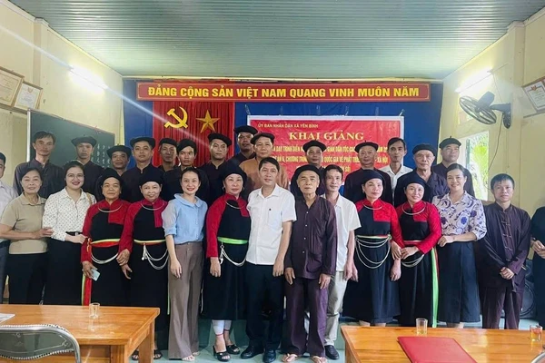 Giảng viên và các học viên tại lớp truyền dạy lĩnh vực văn hóa phi vật thể dân tộc Cao Lan