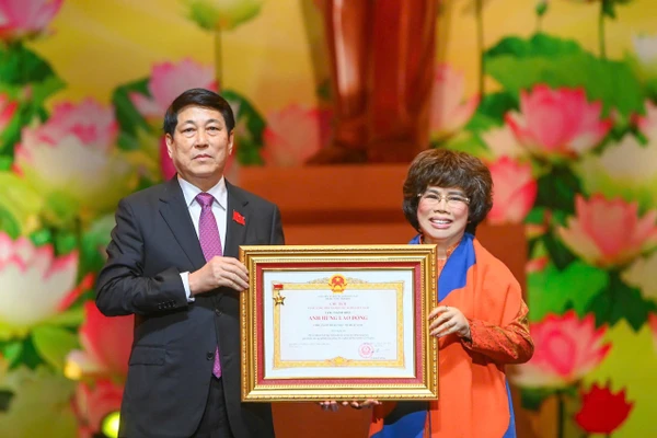 Anh hùng Lao động, Nhà sáng lập Tập đoàn TH Thái Hương đón nhận danh hiệu Anh hùng Lao động do Chủ tịch nước trao tặng cho tập thể Tập đoàn TH, với đại diện hạt nhân là Công ty Cổ phần Thực phẩm sữa TH.