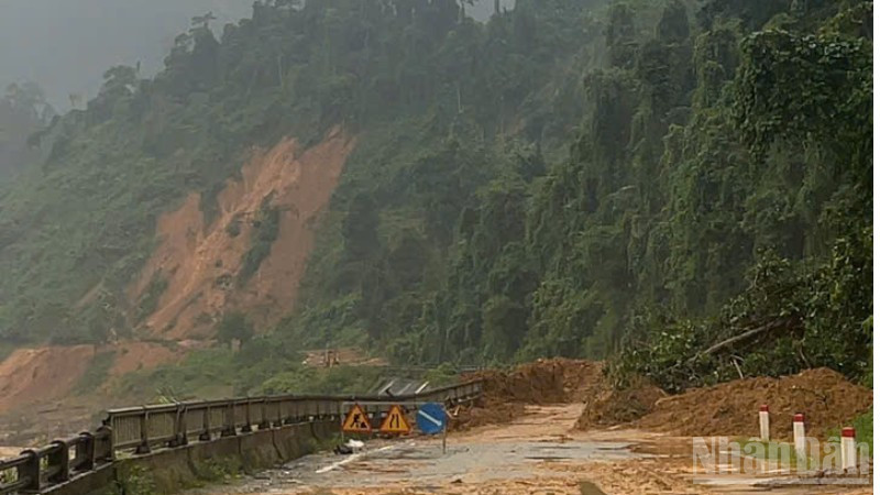 Đường Hồ Chí Minh qua thành phố Đà Nẵng tiếp tục sạt lở nặng do ảnh hưởng mưa lớn kéo dài: đoạn Km1354+100-Km1354+550.