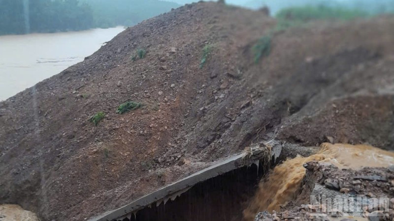 Sạt lở ta-luy âm trên Quốc lộ 14E đoạn qua sông Trà.