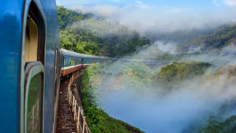 Dự báo nhu cầu đi lại bằng đường sắt tăng cao từ ngày 24/4 đến 3/5/2026, ngành đường sắt tổ chức chạy tàu khách trên nhiều tuyến, đồng thời tăng cường các chuyến tàu và toa xe trên các hành trình trọng điểm.