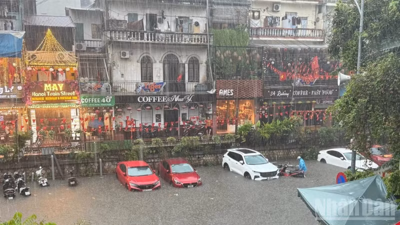 Phố Phùng Hưng úng ngập từ trưa ngày 30/9.