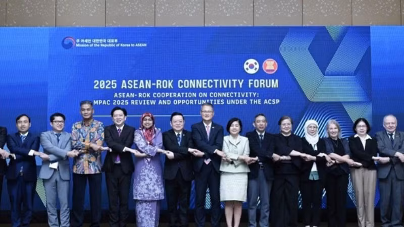 Các Đại sứ Phái đoàn các nước ASEAN và các diễn giả tại Diễn đàn. (Ảnh: TTXVN)