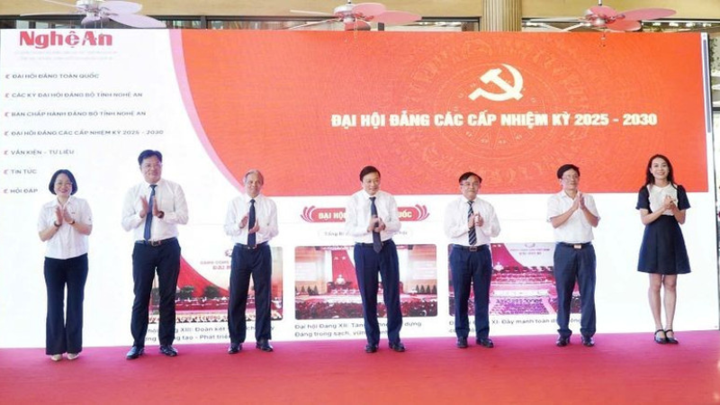 Các đại biểu thực hiện nghi thức ra mắt chuyên trang.