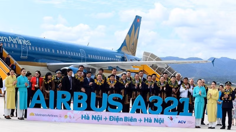 Đại diện lãnh đạo tỉnh Điện Biên chào đón du khách và đại biểu các bộ, ngành tại sân bay Điện Biên. (Ảnh: CTV)