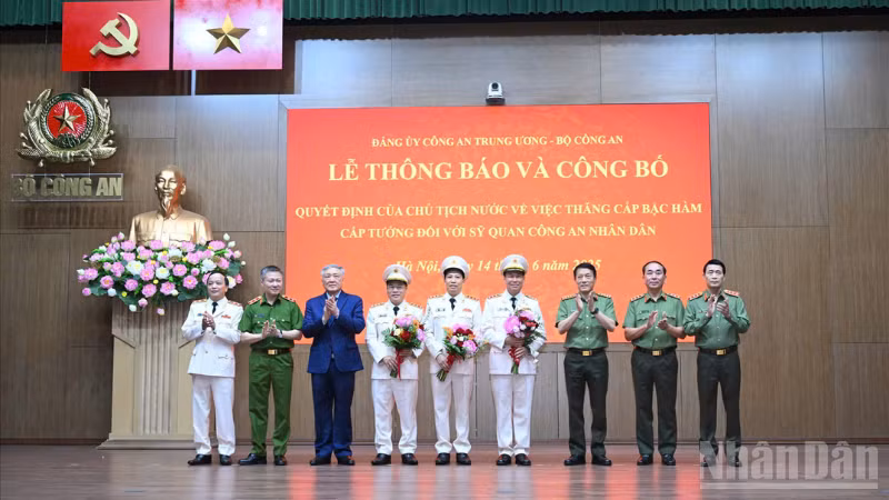 Phó Thủ tướng Thường trực Nguyễn Hòa Bình và Bộ trưởng Lương Tam Quang cùng các đồng chí Thứ trưởng Bộ Công an chúc mừng 3 đồng chí Thứ trưởng Bộ Công an: Thứ trưởng Lê Tấn Tới, Thứ trưởng Lê Văn Tuyến và Thứ trưởng Nguyễn Văn Long được Chủ tịch nước trao Quyết định thăng cấp bậc hàm từ Trung tướng lên Thượng tướng.