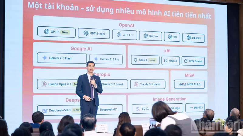 Ông Lê Hồng Quang, Tổng Giám đốc MISA thuyết trình về nền tảng hợp nhất AI.