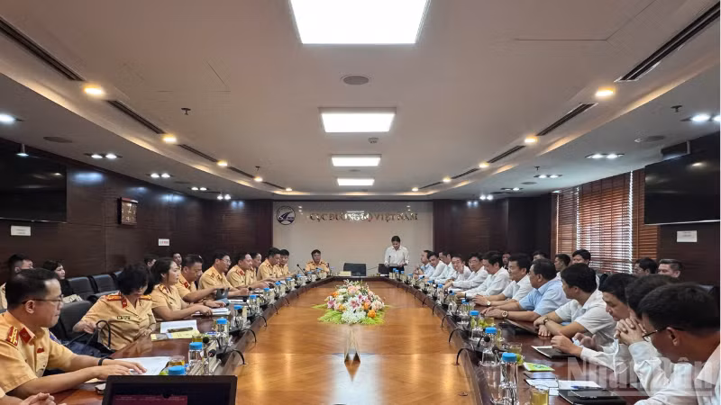 Toàn cảnh hội nghị đánh giá kết quả phối hợp trong công tác bảo đảm trật tự an toàn giao thông, giảm ùn tắc giao thông.