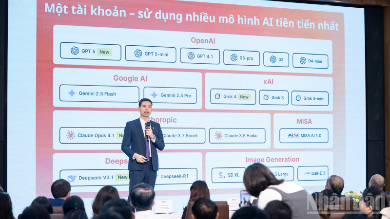 Ông Lê Hồng Quang, Tổng Giám đốc MISA thuyết trình về nền tảng hợp nhất AI.