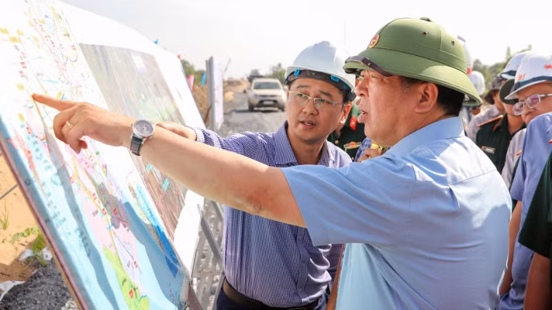 Bộ trưởng Xây dựng Trần Hồng Minh trực tiếp kiểm tra công trình thi công cao tốc bắc-nam, phía đông đoạn khu vực đồng bằng Sông Cửu Long vẫn còn tình trạng thiếu vật liệu xây dựng cần có những giải pháp quyết liệt.