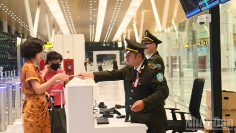 Hành khách thực hiện kiểm tra an ninh trước khi lên máy bay tại sân bay.