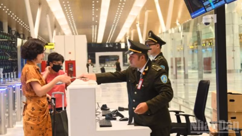 Hành khách thực hiện kiểm tra an ninh trước khi lên máy bay tại sân bay.