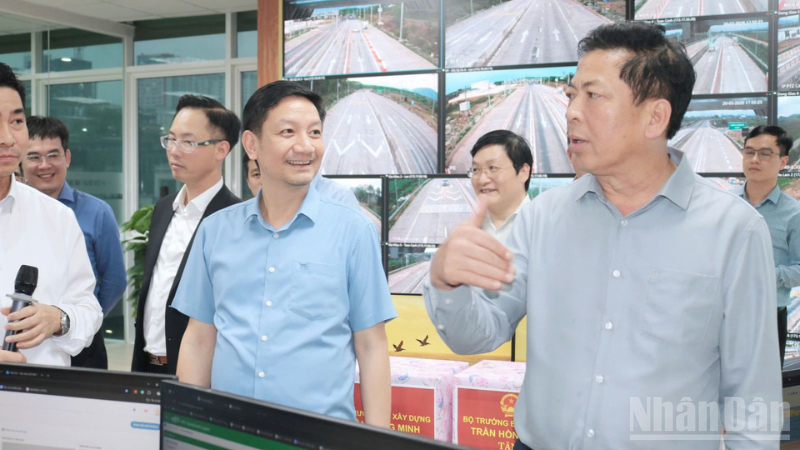 Bộ trưởng Xây dựng Trần Hồng Minh đã tới thị sát và kiểm tra công tác vận hành hệ thống thu phí điện tử không dừng (ETC) trên các tuyến cao tốc bắc-nam phía đông tại Trung tâm Dữ liệu Thu phí (Back-End).