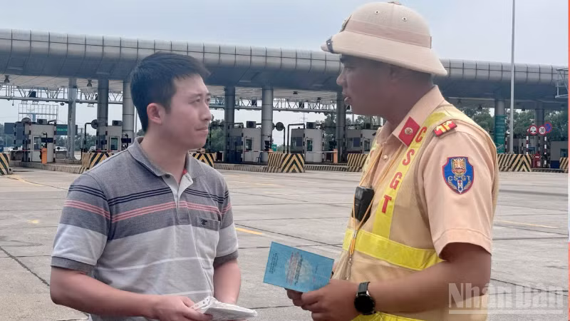 Cảnh sát giao thông tuyên truyền cho lái xe quy định mới về việc cấm xe tải lưu thông trên làn 1 tại tuyến cao tốc Pháp Vân-Cầu Giẽ.