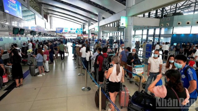Hành khách xếp hàng chờ làm thủ tục tại Cảng hàng không quốc tế Tân Sơn Nhất.