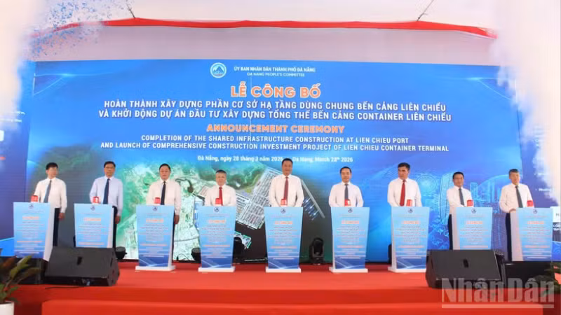 Đại biểu thực hiện nghi thức tại Lễ công bố hoàn thành xây dựng phần cơ sở hạ tầng dùng chung cảng Liên Chiểu.