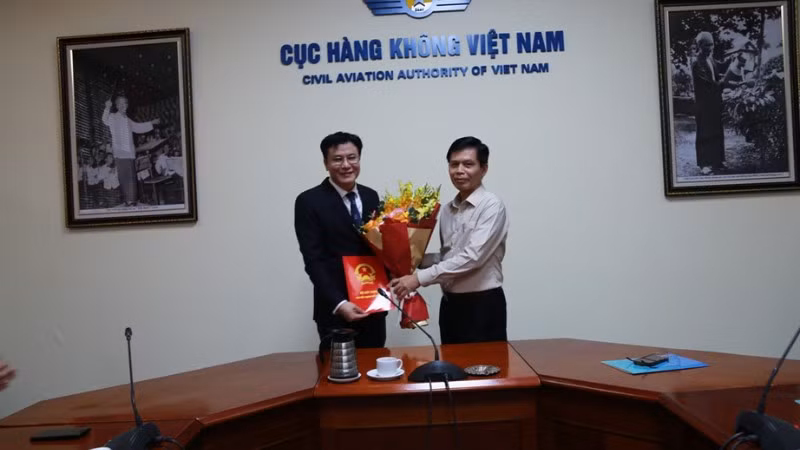 Thứ trưởng Lê Anh Tuấn tặng hoa và trao Quyết định bổ nhiệm có thời hạn cho đồng chí Đào Xuân Hoạch, Trưởng phòng Kế hoạch-Tài chính giữ chức Phó Cục trưởng Cục Hàng không Việt Nam. (Ảnh: Cục Hàng không Việt Nam) 