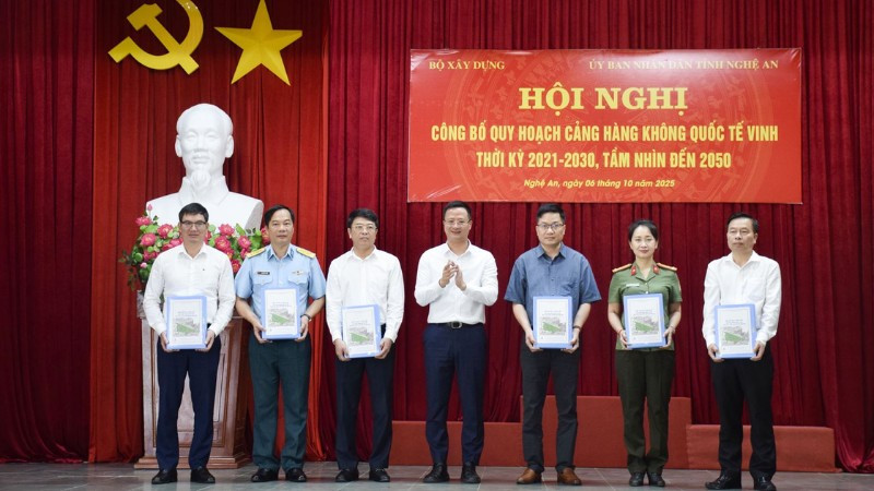 Cục trưởng Cục Hàng không Việt Nam Uông Việt Dũng trao hồ sơ quy hoạch Cảng hàng không quốc tế Vinh cho đại diện các đơn vị liên quan.