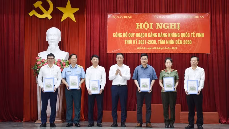 Cục trưởng Cục Hàng không Việt Nam Uông Việt Dũng trao hồ sơ quy hoạch Cảng hàng không quốc tế Vinh cho đại diện các đơn vị liên quan.