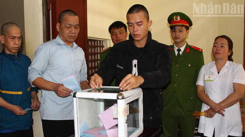 Những người đang bị tạm giữ, tạm giam tại Trại tạm giam Công an tỉnh Sơn La thực hiện quyền và nghĩa vụ công dân theo đúng quy định.