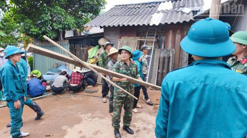 Ban Chỉ huy Phòng thủ khu vực 4, Đình Lập, tỉnh Lạng Sơn hỗ trợ nhân dân chằng chống nhà cửa. (Ảnh: Bộ Chỉ huy Quân sự tỉnh Lạng Sơn)