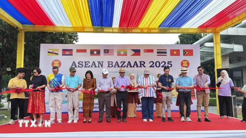 Lãnh đạo các phái bộ ngoại giao ASEAN cắt băng khai trương hội chợ. (Ảnh: TTXVN)