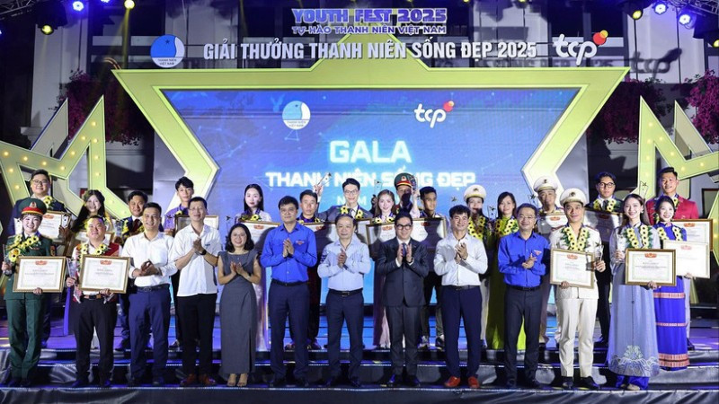 Đại diện Trung ương Hội Liên hiệp Thanh niên Việt Nam và các ban, bộ ngành, đoàn thể cùng 20 "Thanh niên sống đẹp" năm 2025.
