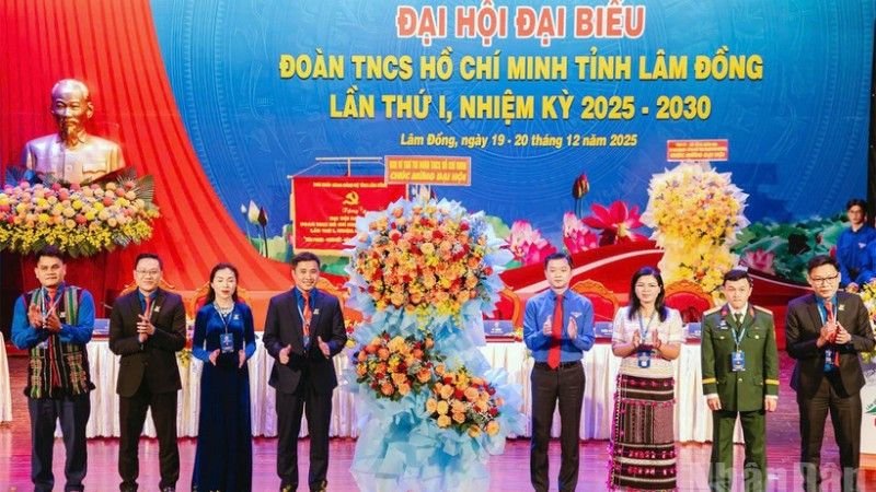 Bí thư Thường trực Ban Chấp hành Trung ương Đoàn, Chủ tịch Trung ương Hội Sinh viên Việt Nam Nguyễn Minh Triết chúc mừng đại hội.