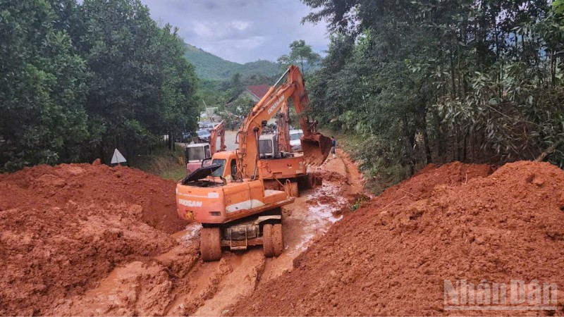 Chiều 4/11, các lực lượng chức năng vẫn đang nỗ lực thông đường tại miền Trung.