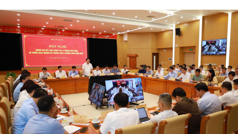 Bộ trưởng Trần Hồng Minh chủ trì hội nghị, cùng tham dự có các Thứ trưởng, Thủ trưởng các đơn vị trực thuộc và kết nối trực tuyến tới Sở Xây dựng các tỉnh, thành trên cả nước. 